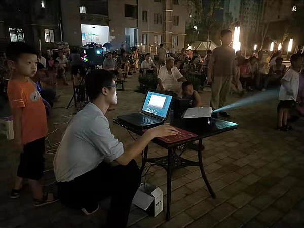 業主朋友們在認真觀看電影.jpg